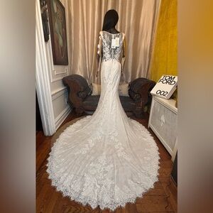 NWT - Casablanca Bridal “Chloe” Wedding Dress, Style Number 2330 - Color Ivory